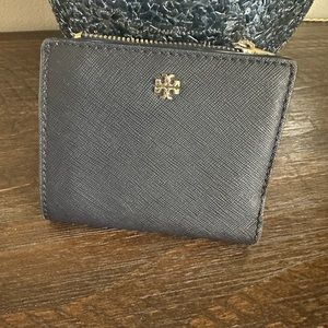 Tory Burch pre-owned wallet! Used in good conditions showing flaws in pictures